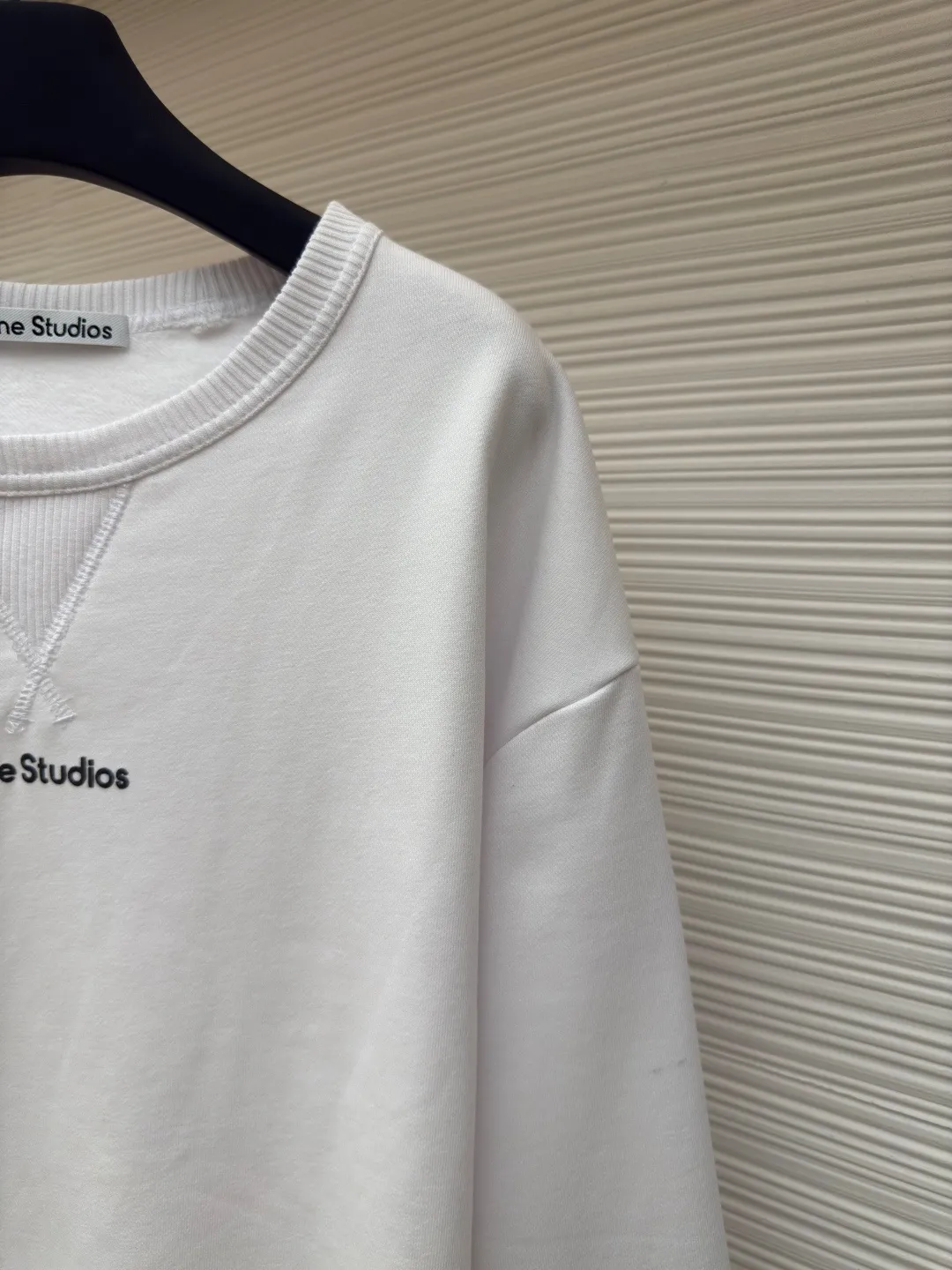 Acne Studios Logo Sweatshirt ●Authentic: Purchased and developed in 1999 ●Item number: 1680045-A35 ●Material: Pure cotton fabric ●Technology: Positioned cutting machine ●Version: Loose version ●Weight: about 690 grams ●Size: S-M-L-XL ●Description: Customized 100% cotton Zhensoft reactive ink sweatshirt material, soft to the touch, comfortable and skin-friendly, dressed in pure white, a symbol of purity and elegance A triangle of heaven and earth is quietly painted on the chest. The iconic Acne Studios seal logo embellishes the front to increase brand recognition. It outlines a high-end silhouette with extreme simplicity and becomes the smart focus of vision. It shows taste in a silent place and uses glue printing. Use glue liquid paint to print patterns on fabrics. Bake the fabric to fix the printed pattern. The overall wiring is straight and delicate, the fabric is comfortable and soft, and the color is consistent without color difference. It can be matched with the same style to create a fashionable look and control various occasions. Customized accessories, complete with three standards, same style for men and women!